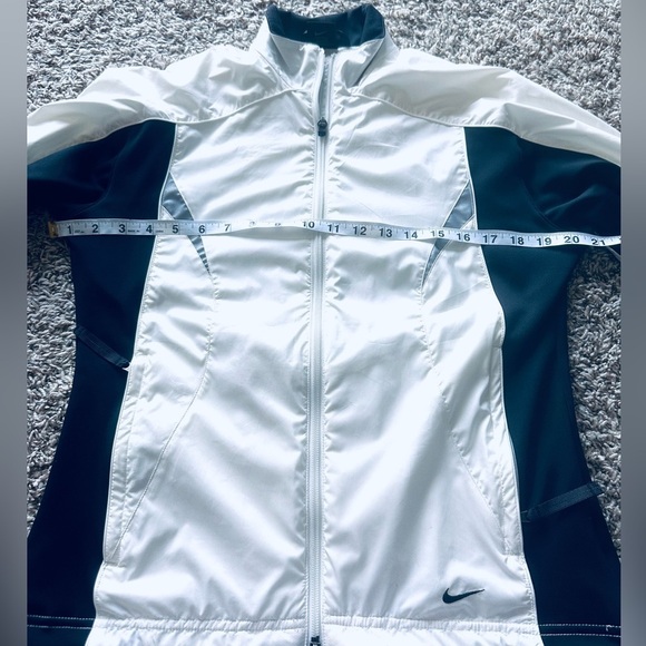 Nike White and Black Sporty Athletic Warm Lightweight Design Women Jacket Small - Picture 11 of 11